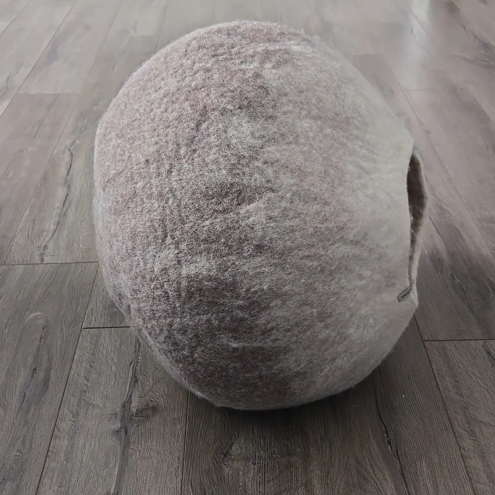 Cat cocoon / pet cave beige ombre